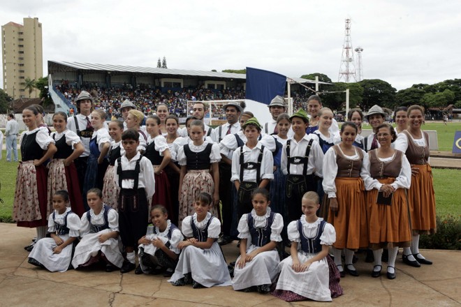 Crianças também estavam a postos para danças típicas. | ALBARI ROSA/GAZETA