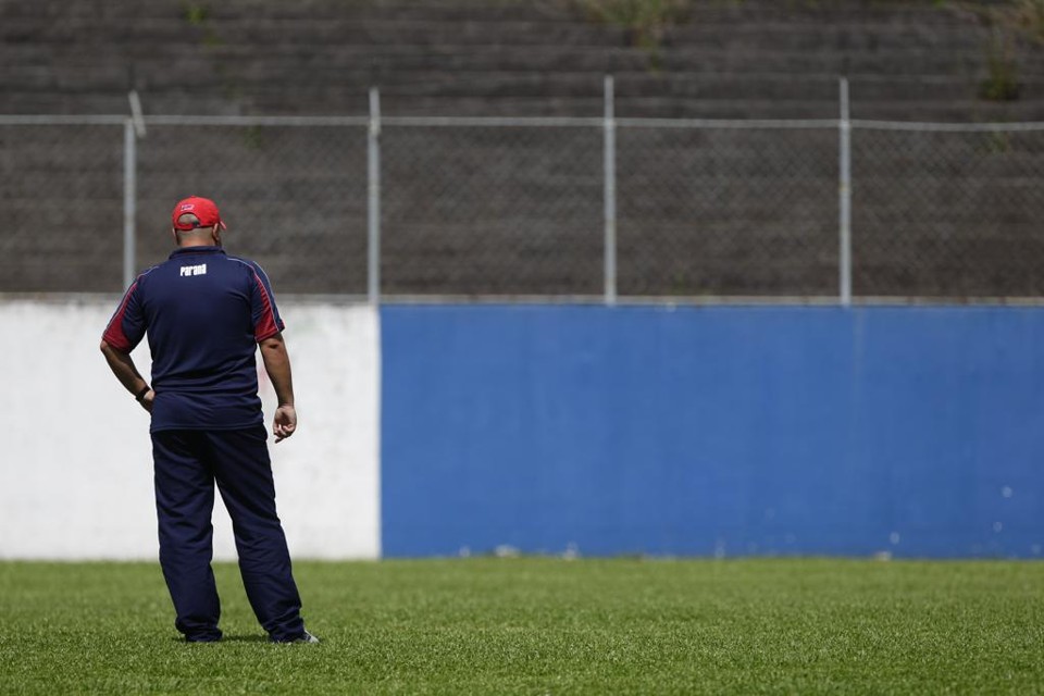 Luciano Gusso deixou o comando técnico do Paraná. | Daniel Castellano/Gazeta do Povo
