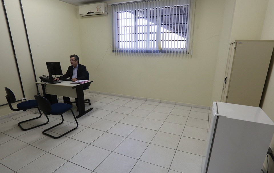 Clóvis Costa, novo ouvidor de Curitiba, em seu local de trabalho: falta estrutura. | Ivonaldo Alexandre/Gazeta do Povo