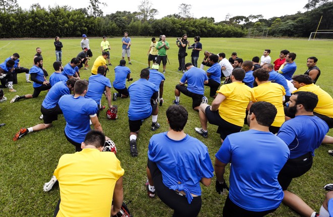 Seleção Brasileira de Futebol Americano fazendo um treinamento intensivo no feriado de Tiradentes na Unicentro em Irati, interior do Paraná. Seleção se prepara para a primeira participação do Brasil na Copa do Mundo de Futebol Americano. danilo Muller head coach falando com os jogadores. | Albari Rosa/gazeta do povo