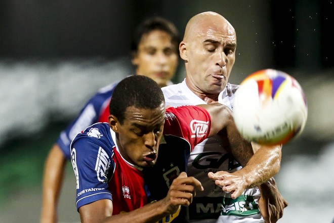 Lucas faz de tudo para segurar o avanço paranista. | Brunno Covello/Gazeta do Povo