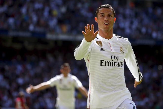 HIGH FIVE: Cristiano Ronaldo comemora um dos seus cinco gols nos 9 a 1 do Real Madrid sobre o Granada, no Santiago Bernabéu. | JUAN MEDINA/REUTERS