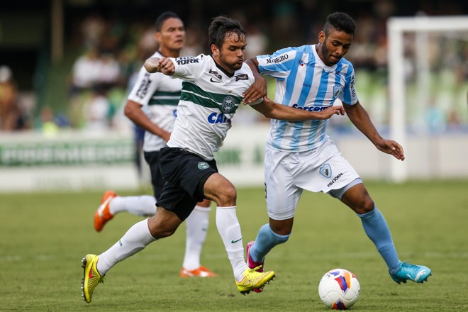 Norberto em mais uma disputa com Allan Vieira. | Brunno Covello/Gazeta do Povo