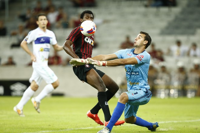 Joga a bola por cima do goleiro. | Hugo Harada/Gazeta do Povo