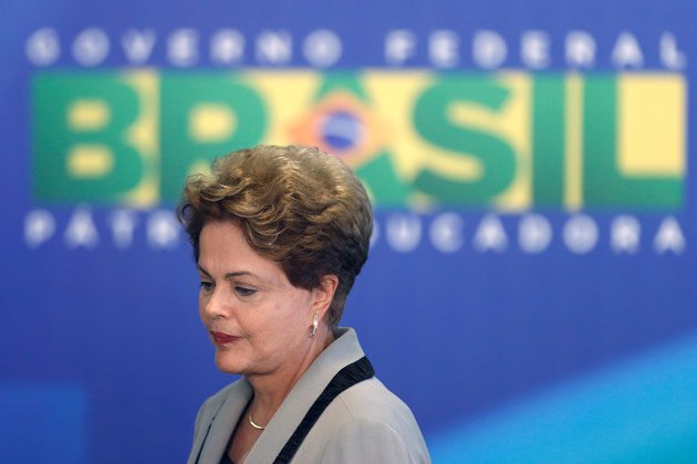 O texto destaca as dificuldades de Dilma se manter no poder. | /
