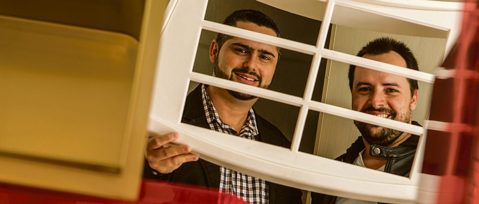 Leandro Costa e Felipe Mosko, sócios da fabricante de produtos plásticos LCMax: experiência anterior ruim fez com que eles resolvessem detalhar no papel a responsabilidade de cada um no novo negócio. | Marcelo Andrade/Gazeta do Povo