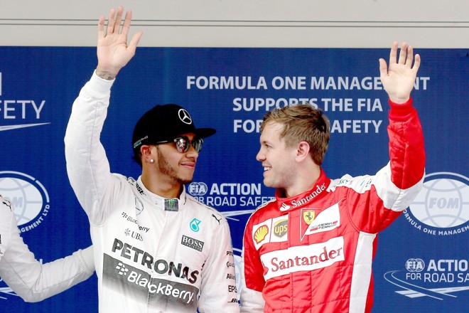 Hamilton e Vettel saúdam o público após o treino. | WU HONG/EFE