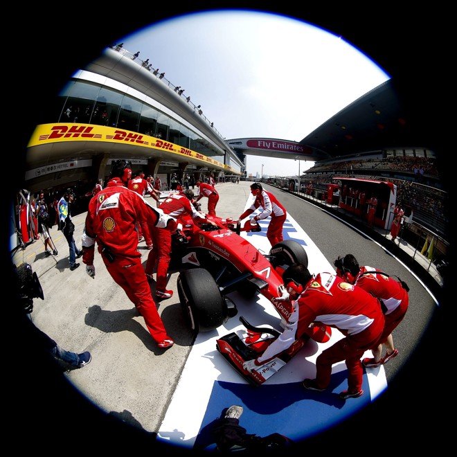 Kimi Raikkonen, companheiro de Vettel na Ferrari, foi quem mais se aproximou de Lewis Hamilton nas sessões desta sexta-feira. | Diego Azubel /EFE