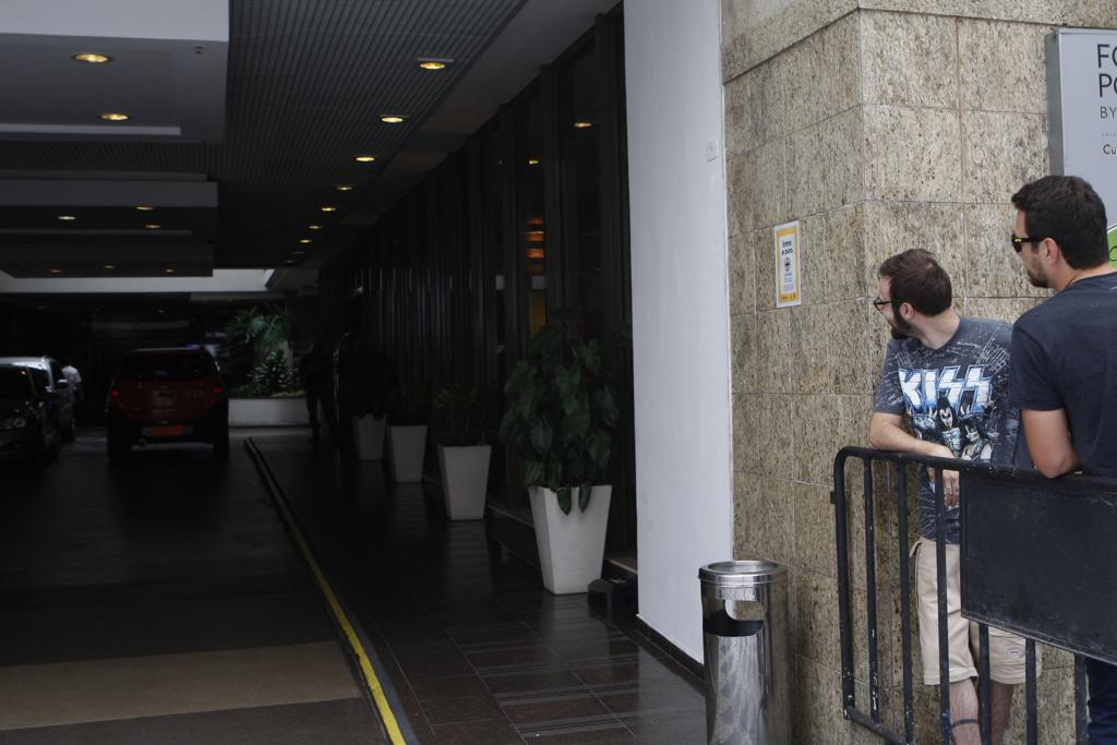 Os fãs contaram ter visto as vans da produção da banda saírem do hotel. | Aniele Nascimento/Gazeta do Povo