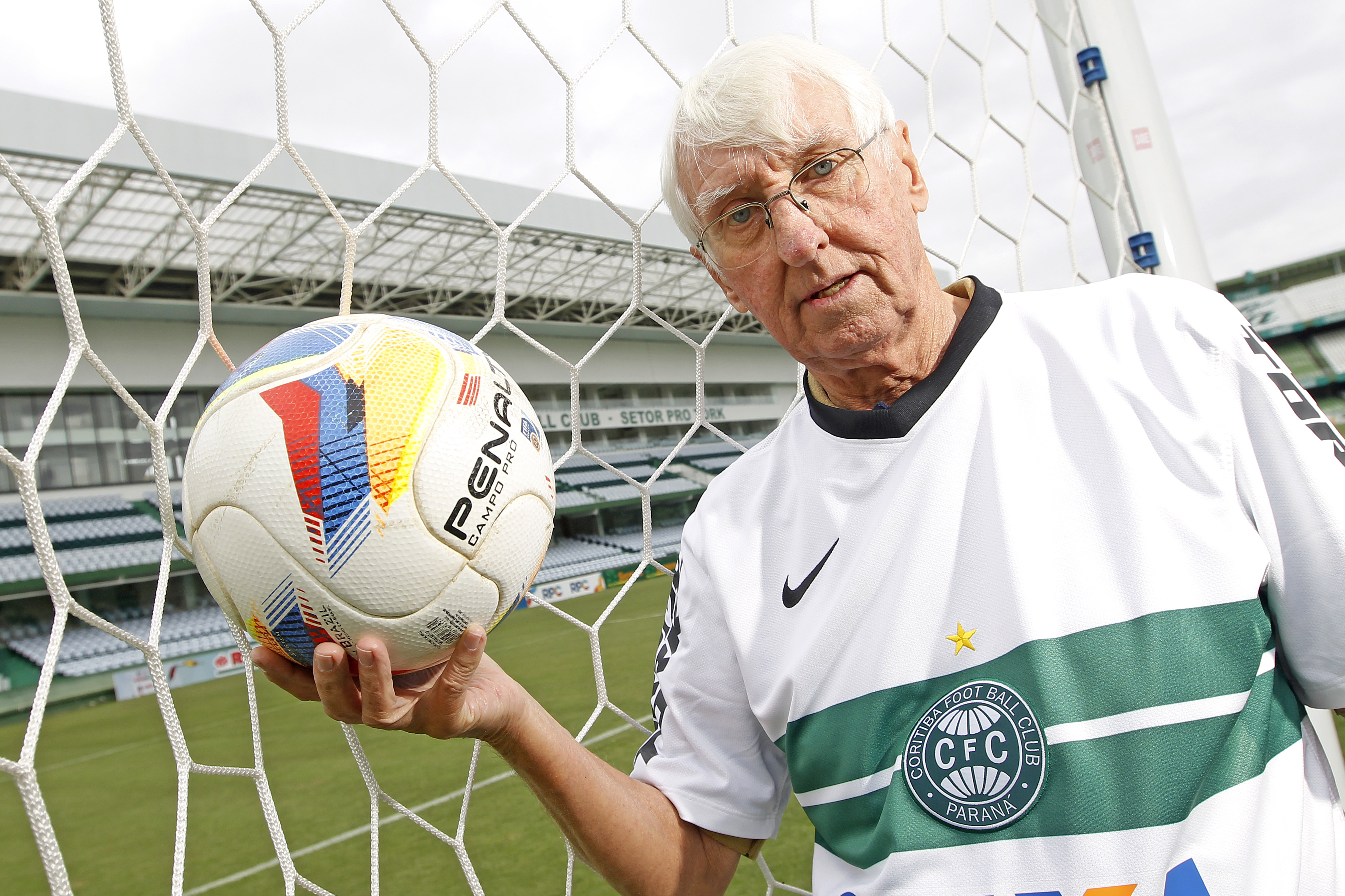 Dirceu Krüger no seu “escritório”, o Couto Pereira, e a bola, inseparável ferramenta de trabalho e diversão em 70 anos de vida. | Antônio More/Gazeta do Povo
