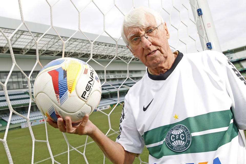 Dirceu Krüger no seu “escritório”, o Couto Pereira, e a bola, inseparável ferramenta de trabalho e diversão em 70 anos de vida. | Antônio More/Gazeta do Povo