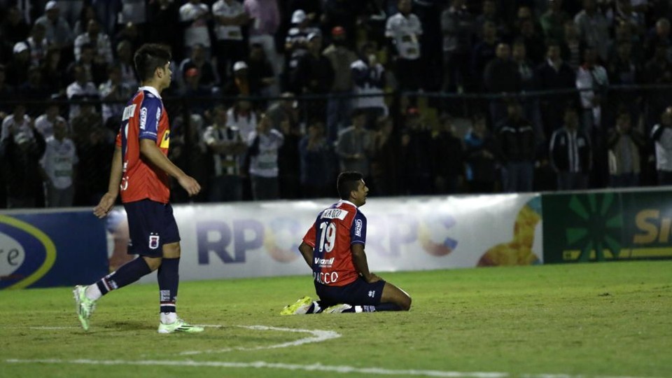 Jogadores do Paraná lamentam derrota  e desclassificação no Estadual. | Josue Teixeira/Gazeta do Povo