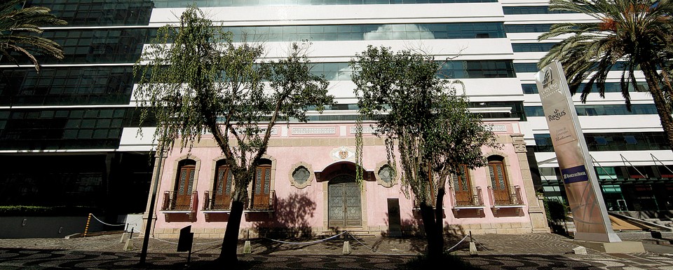 Fachada  em estilo  neocolonial  da casa de David Carneiro contrasta com as torres modernas do conjunto Evolution Towers. | Aniele Nascimento/Gazeta do Povo