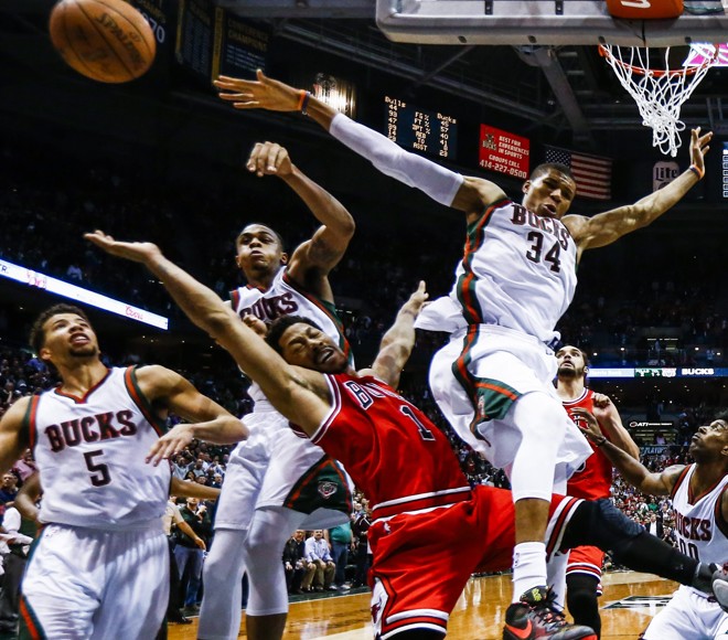 PULO NÃO SINCRONIZADO! Cada um para um lado. Derrick Rose, do Chicago Bulls, é praticamente esmagado por três jogadores do Milwaukee Bucks. É falta. | Tannen Maury/EFE