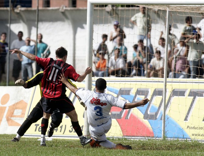Dagoberto (antes da briga com Petraglia) fez um dos gols da vitória atleticana. | ALBARI ROSA/GAZETA