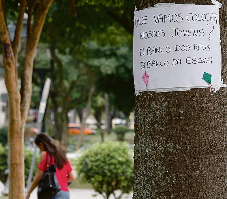 Campanha espalhou cartazes na região da Praça Santos Andrade. | Aniele Nascimento/Gazeta do Povo