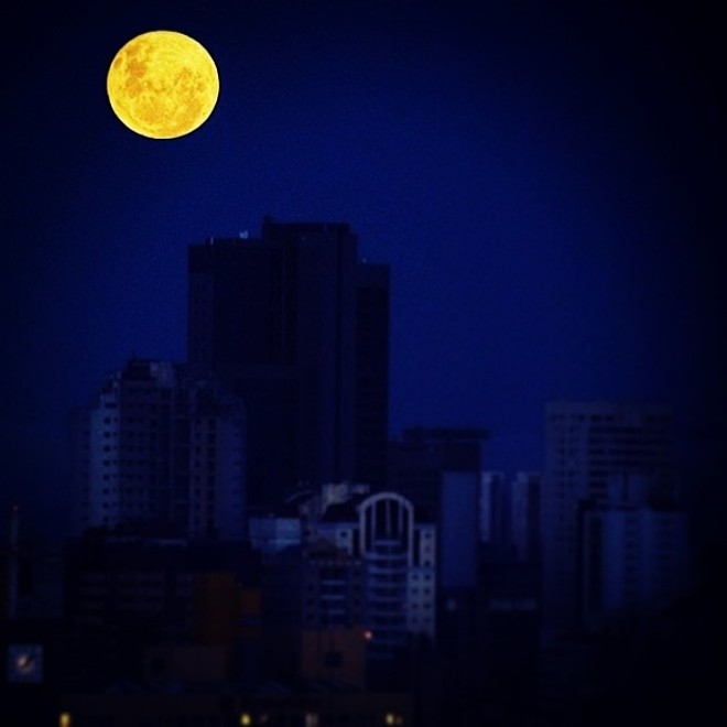 A lua cheia que ilumina Curitiba na foto que @revallada mandou #japragazeta | 