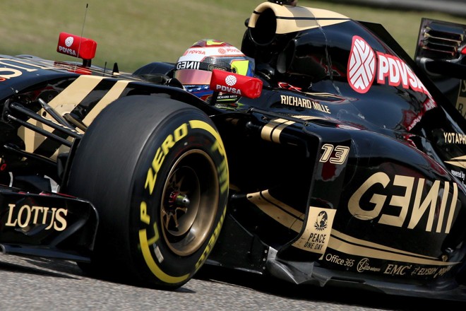 Um zoom na Lotus preta de Maldonado. | WU HONG/EFE