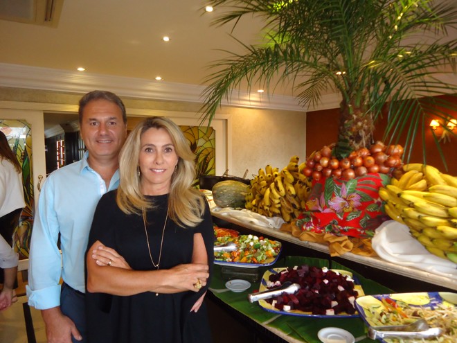 Há 30 anos trazendo em seu cardápio o mais festejado prato verde amarelo, a Feijoada, com a mais alta qualificação, era uma festa só o almoço do Hotel Mabu, sábado último. Gente bonita e simpática como Omar e Andrea Omeiri davam o tom. Ela, leia-se Bazaar Fashion, de partida para o Salão da Moda Mineira, em BH. | Leatrice Heidgger