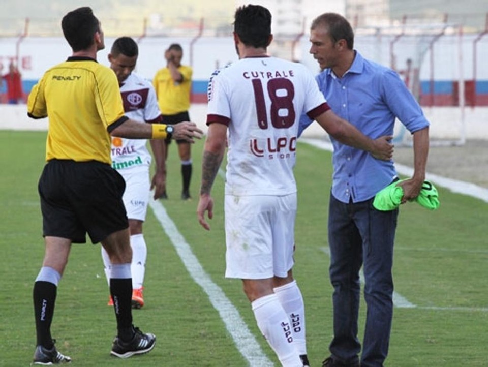 Milton Mendes e Tiago Adan: técnico com passagem curta pelo Paraná e atacante emprestado pelo Atlético são heróis em Araraquara. | Leonardo Firmini/Ferroviária