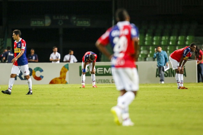 Fim de jogo: time do Paraná lamenta o 0 a 0 dentro de casa. | Brunno Covello/Gazeta do Povo