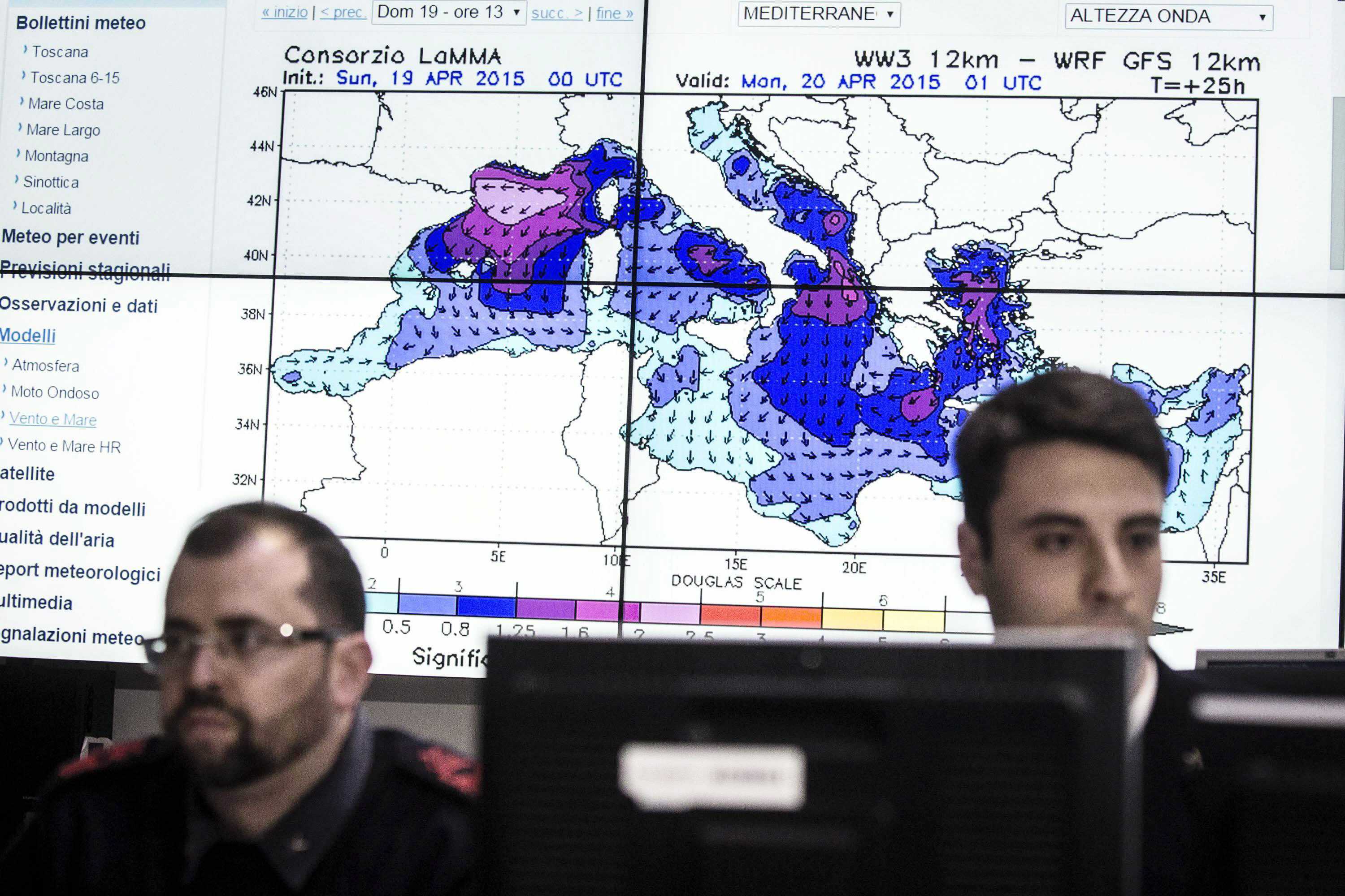 Equipe de resgate trabalha na sala de operações da Guarda Costeira Italiana, onde é coordenado o socorro das vítimas. | ANGELO CARCONI/EFE