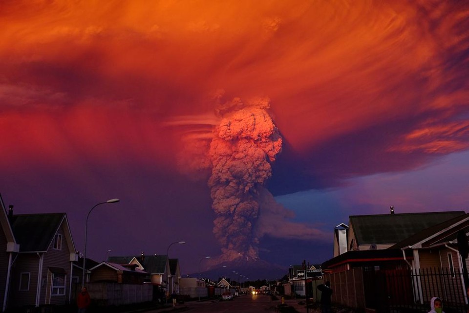 Atividade do Calbuco, no Chile, levantou uma fumaça de mais de 15 quilômetros de altura | ALEX VIDAL BRECAS/EFE