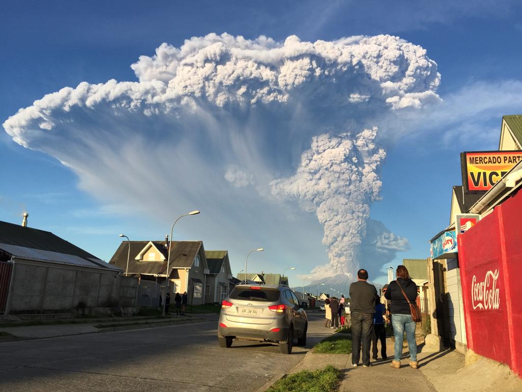 Moradores observam a fumaça levantar do vulcão Calbuco, que registrou atividade após mais de 40 anos em silêncio | ALEX VIDAL BRECAS/EFE