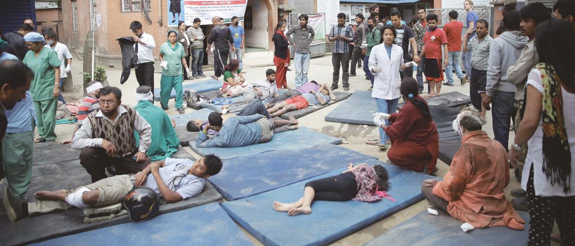 Feridos são atendidos nas ruas de Katmandu devido ao alto risco de novos desabamentos entre os prédios atingidos. | Narendra Shrestha/Efe