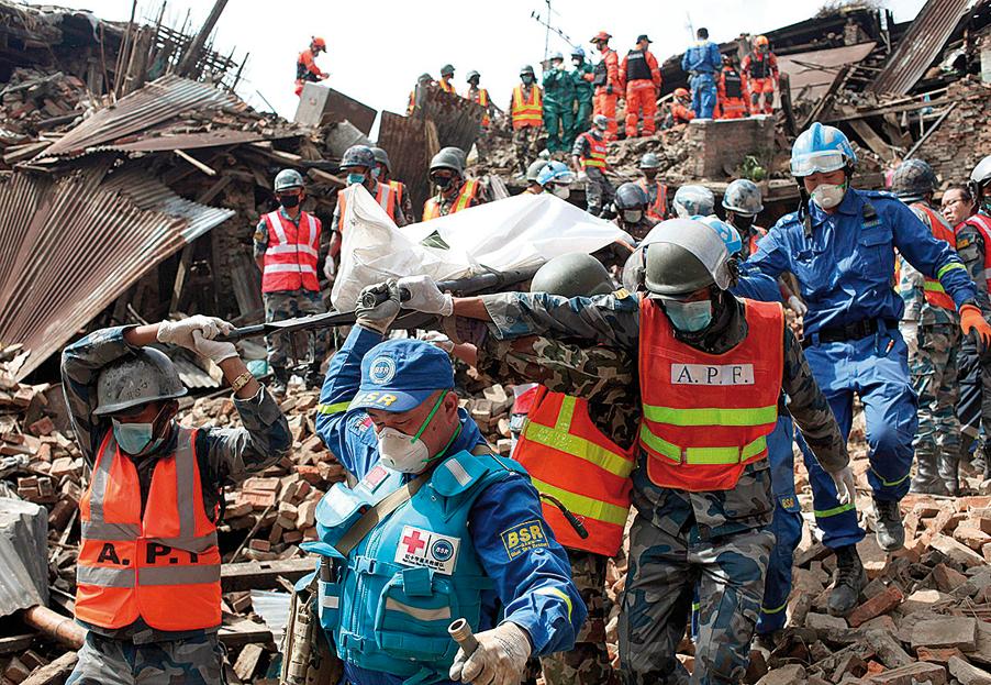 Equipe remove corpo em Bhaktapur, perto de Katmandu: 340 mil pessoas deixaram a região. | EFE