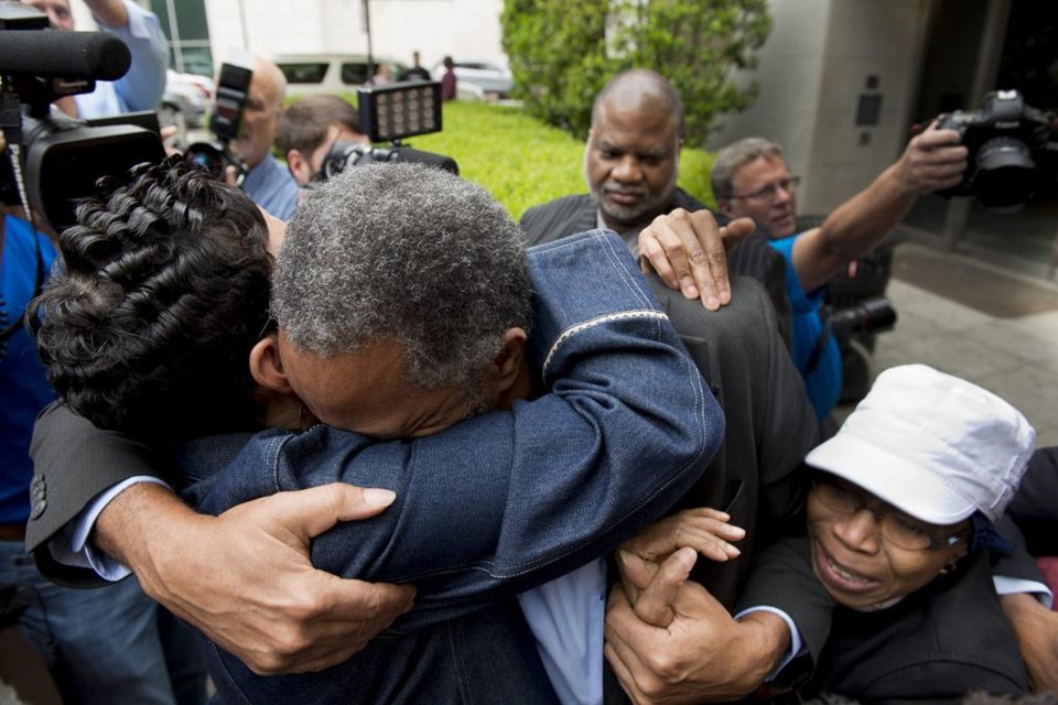 Considerado inocente, homem é libertado após 30 anos no corredor da morte Familiares e amigos abraçam Anthony Ray Hinton após ele ser absolvido, em corte no Alabama (EUA) | Bob Farley/EFE