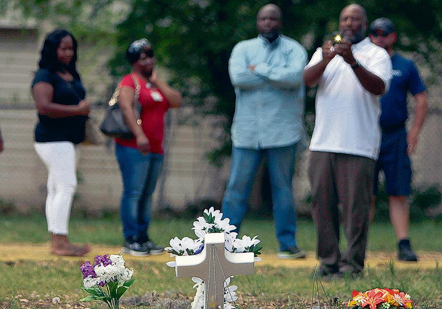 Dezenas de pessoas visitaram ontem o túmulo de Walter Scott. | Stephen B. Morton / EFE