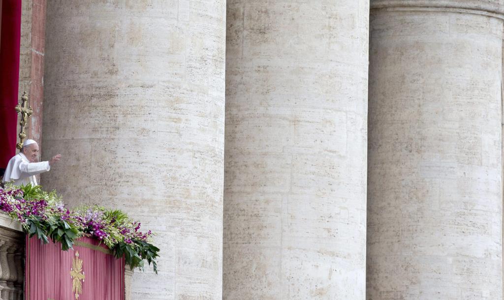 Papa saúda os fiéis e transmite a sua mensagem após a missa de Páscoa | CLAUDIO PERI/EFE