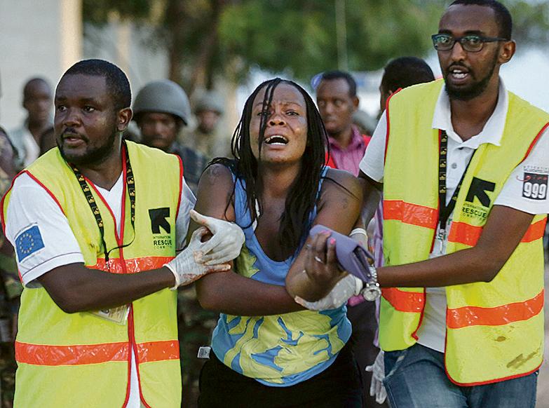 Mulher é amparada por socorristas após o ataque dos radicais. | Dai Kurokawa / EFE