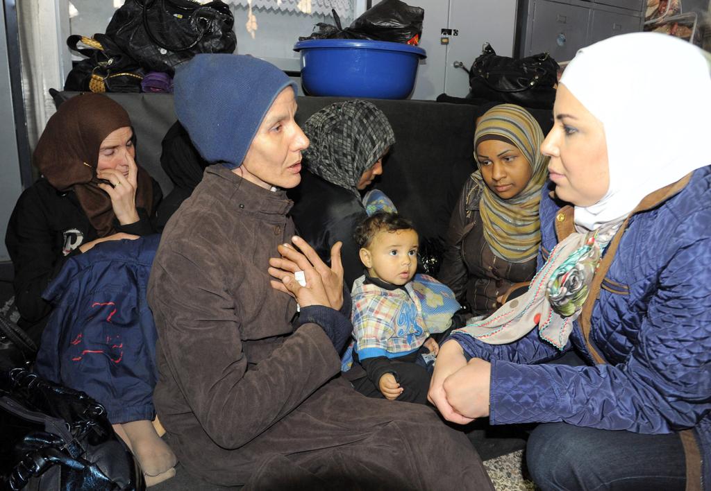 Civis são retirados da região de Yarmouk, nas proximidades de Damasco, na Síria | Motaz Mawed / Sana Handout/EFE