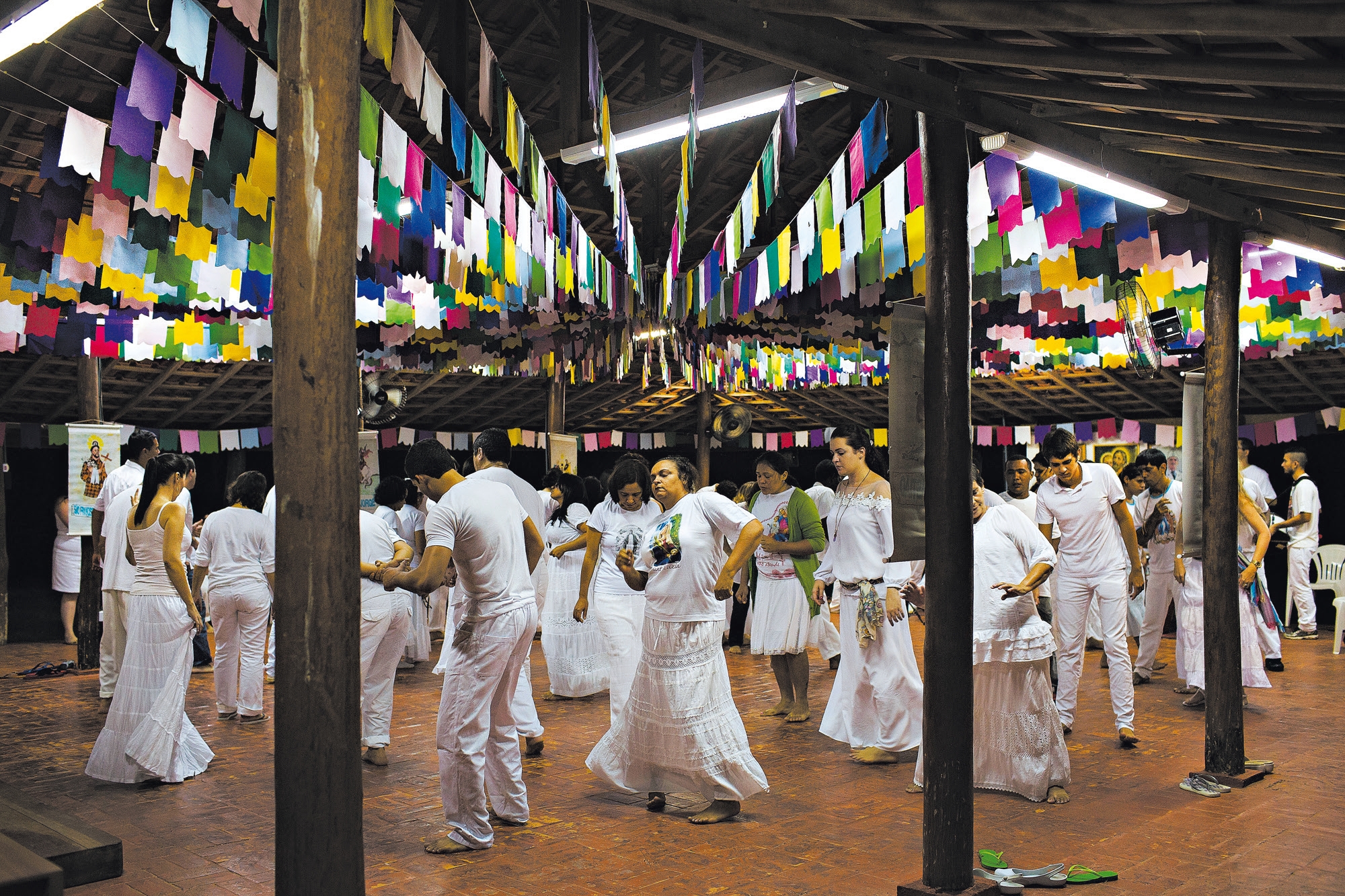 Seguidores do Santo Daime, entre eles presidiários, dançam em templo; ONG diz que consumo de ayahuasca pode ajudar na reabilitação | Lalo de Almeida/The New York Times