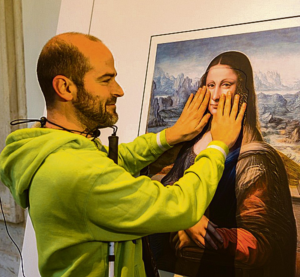 Deficiente visual analisa a “Monalisa”, obra famosa de Leonardo da Vinci reproduzida em 3D | Divulgação