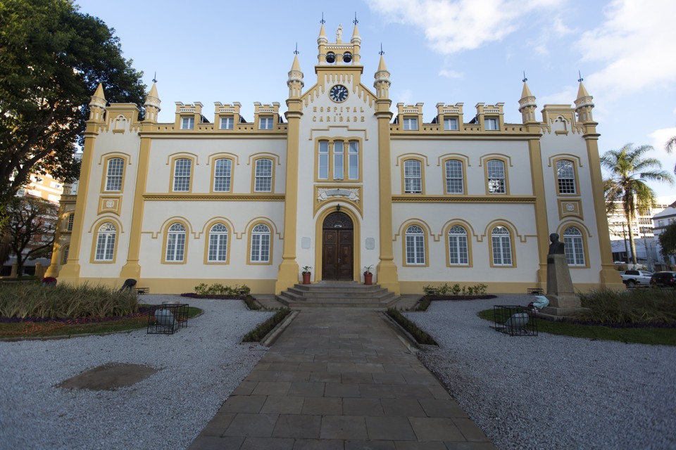 Prédio da Santa Casa passa por restauração. | Brunno Covello/Gazeta do Povo