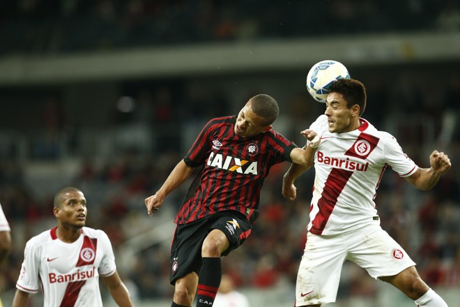 Disputa de bola pelo alto, durante a vitória atleticana na estreia no Brasileirão | Hugo Harada/Gazeta do Povo