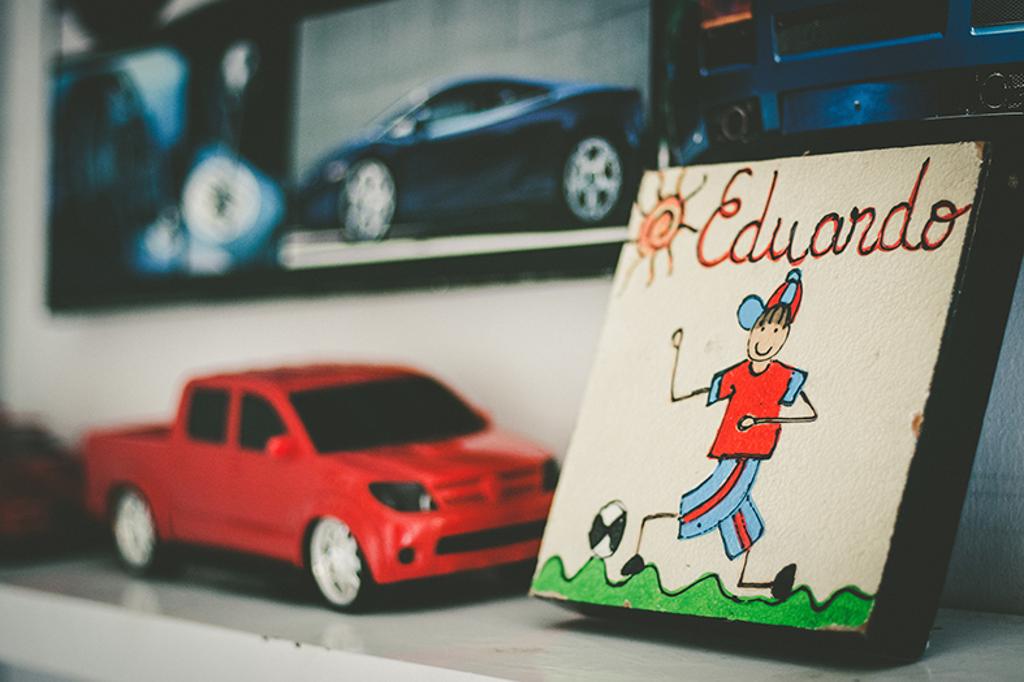 Além dos brinquedos, mostra também traz um depoimento em vídeo sobre a história de cada criança; | Jana Rizziolli/Divulgação