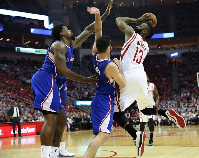 AQUI, NÃO! – DeAndre Jordan, o rei dos rebotes da NBA, com 13,3 por jogo, e JJ Redick, ambos do Clipers, formam uma barreira dupla para impedir a progressão aérea de James Harden, o Barba do Capeta. O camisa 13 acabou fazendo 20 pontos (sua média na temporada é 27) e dando 12 assistências, mesmo marcado de perto pelos adversários. | Thomas Shea/USA Today Sports