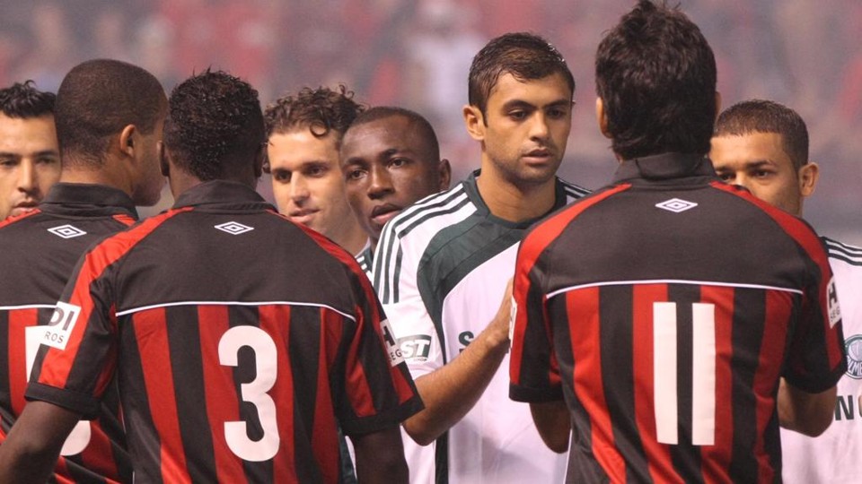 Manoel (camisa 3, de costas) e Danilo pouco antes do início do jogo de volta pela Copa do Brasil em 2010: injúria ocorreu na partida de ida. | Pedro Serápio/Gazeta do Povo