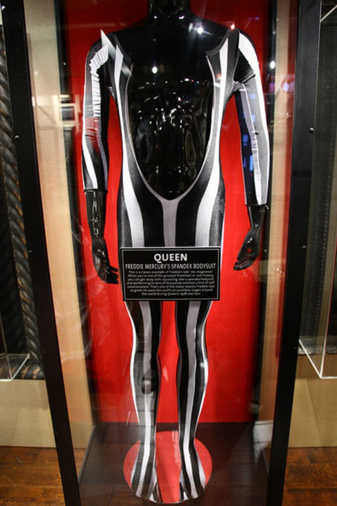 Roupa listrada colante usada por Freddie Mercury, vocalista do Queen. em Orlando. | Divulgação