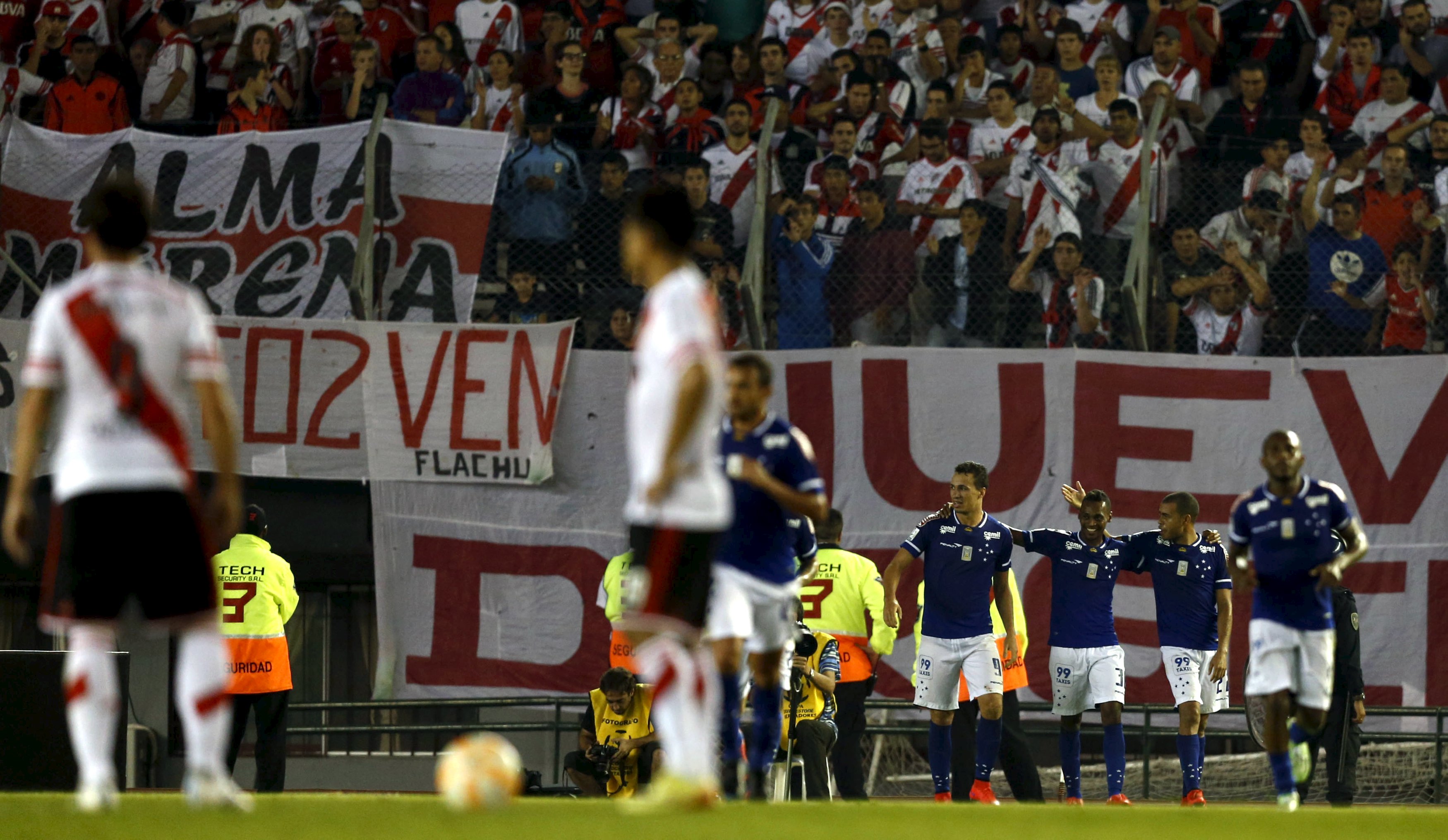 Jogadores do Cruzeiro comemoram o gol da vitória que dá boa vantagem no jogo de volta com o River Plate. | MARCOS BRINDICCI/REUTERS
