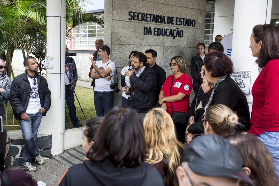 Logo pela manhã, os professores foram até a frente da sede da Seed para se manifestar. Lá dentro ocorreu o primeiro encontro entre a nova secretária e os sindicalistas. | Henry Milleo/Gazeta do Povo