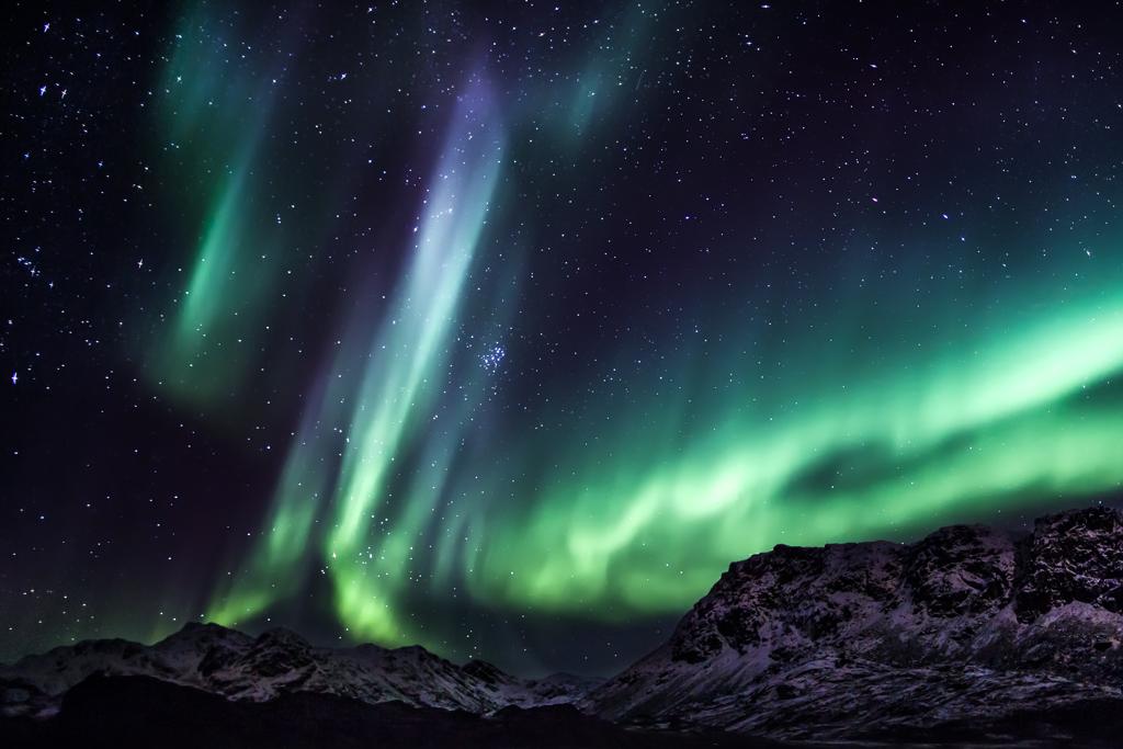 Aurora boreal na Groenlândia, em fotografia de 2013, um dos vários lugares em que o fenômeno pode ser visto (Finlândia, Islândia, Suécia, Noruega, Canadá e Escócia também estão na lista). | Mads Pihl/Creative Commons