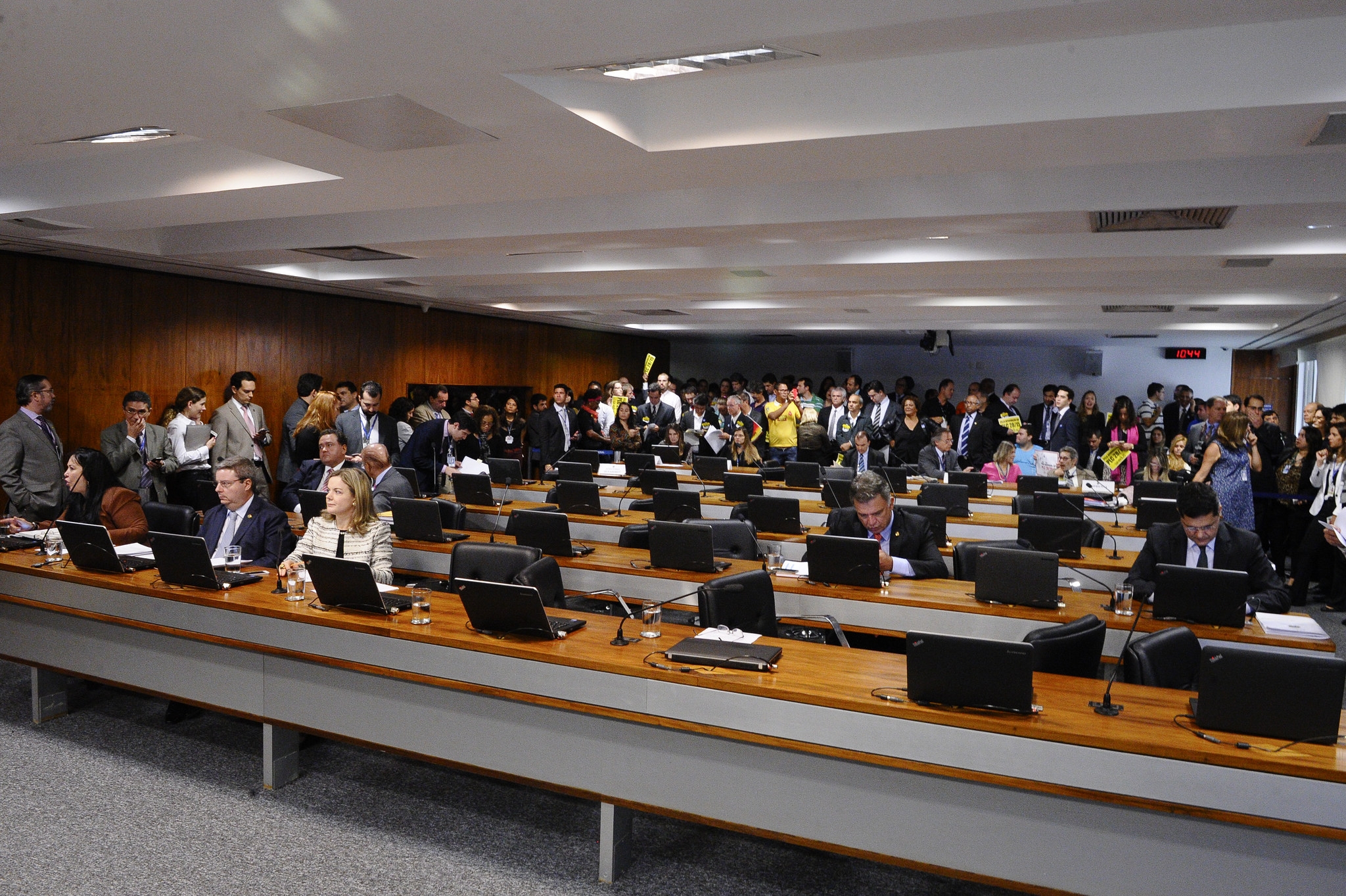 Os servidores vêm pressionando os congressistas para a aprovação do reajuste. | /Agência Senado