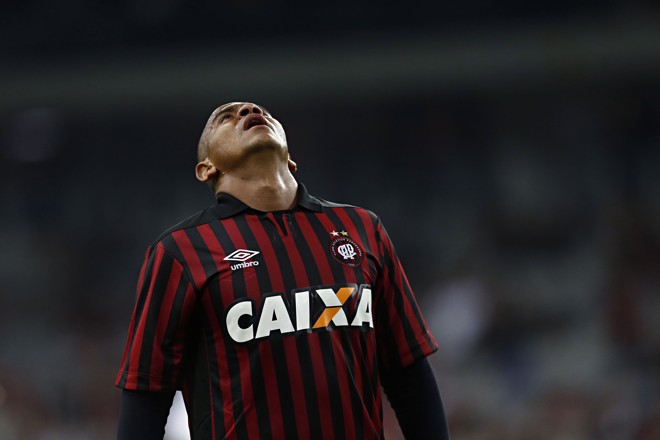 Walter lamenta gol sofrido pelo Atlético. | Felipe Rosa/TRIBUNA DO PARANA