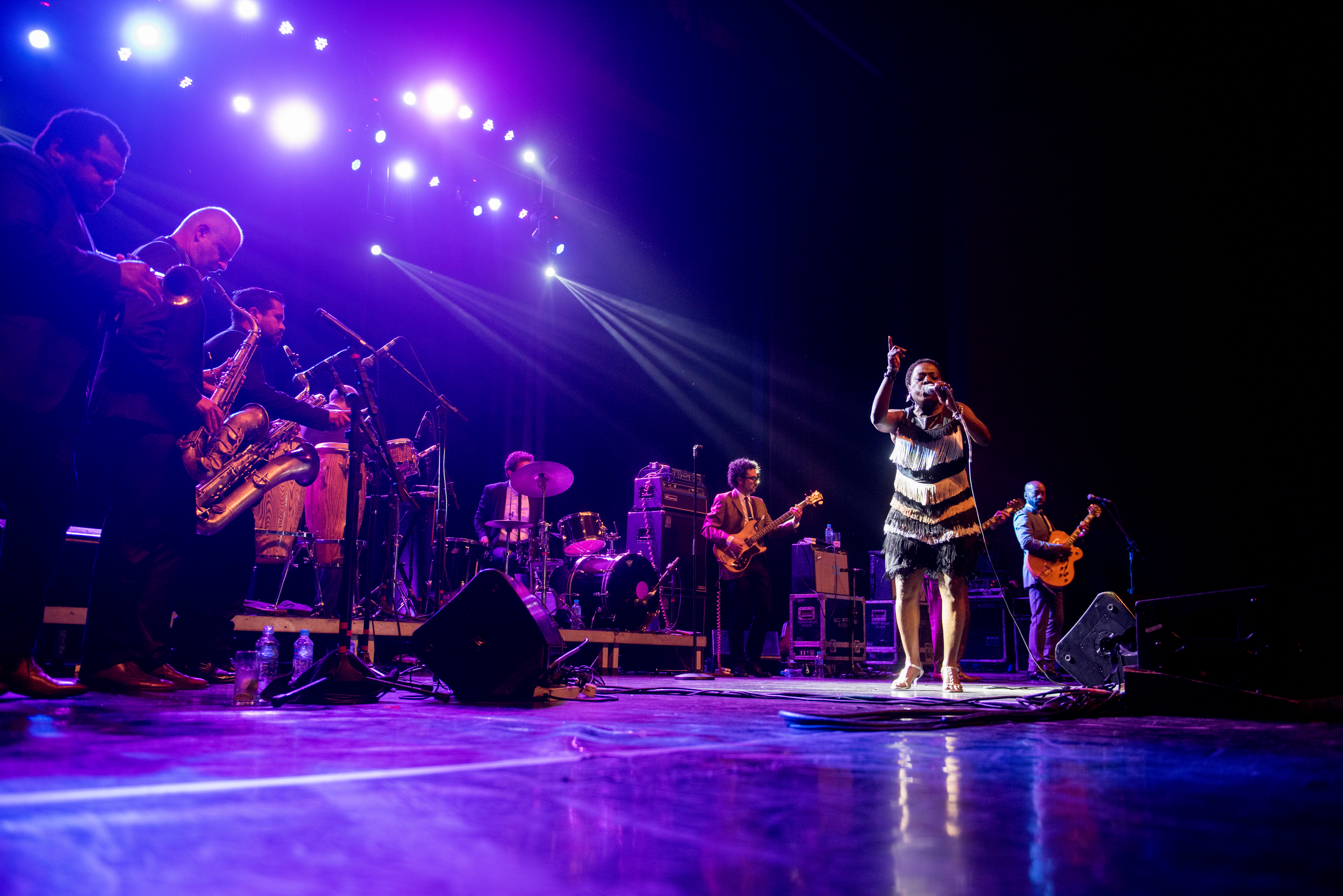 Espetáculo de Sharon Jones no Guairão mostrou várias facetas de sua banda, os Dap-Kings. | Vinicius Grosbelli (http://tudooquevoceve.com)/Especial para a Gazeta do Povo