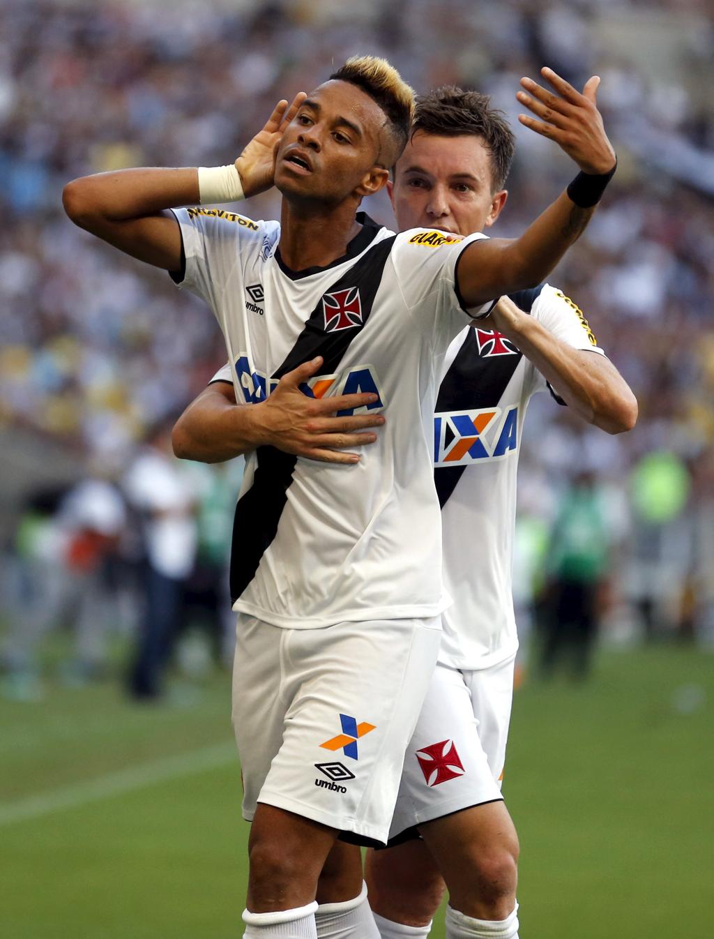 Dagoberto (atrás) comemora com Rafael o gol do Vasco contra o Botafogo, na final do Carioca | PILAR OLIVARES/REUTERS
